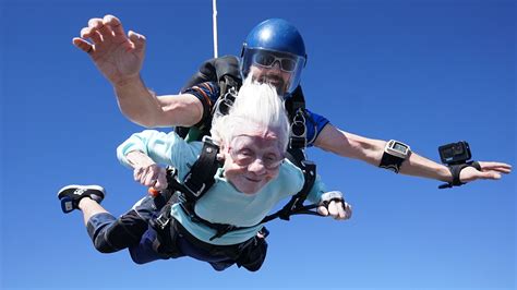 tandem skydiving deaths per year.